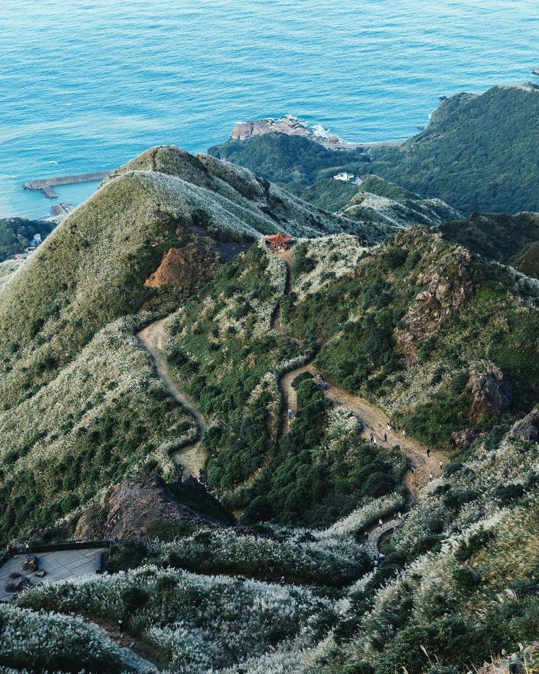 綿延的山巒，無邊境的海水，遠離塵囂的優雅步道。