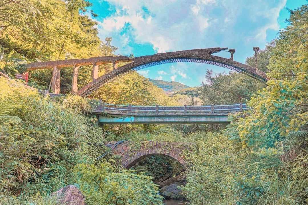 漫步在橋上,閱讀過往的歷史。