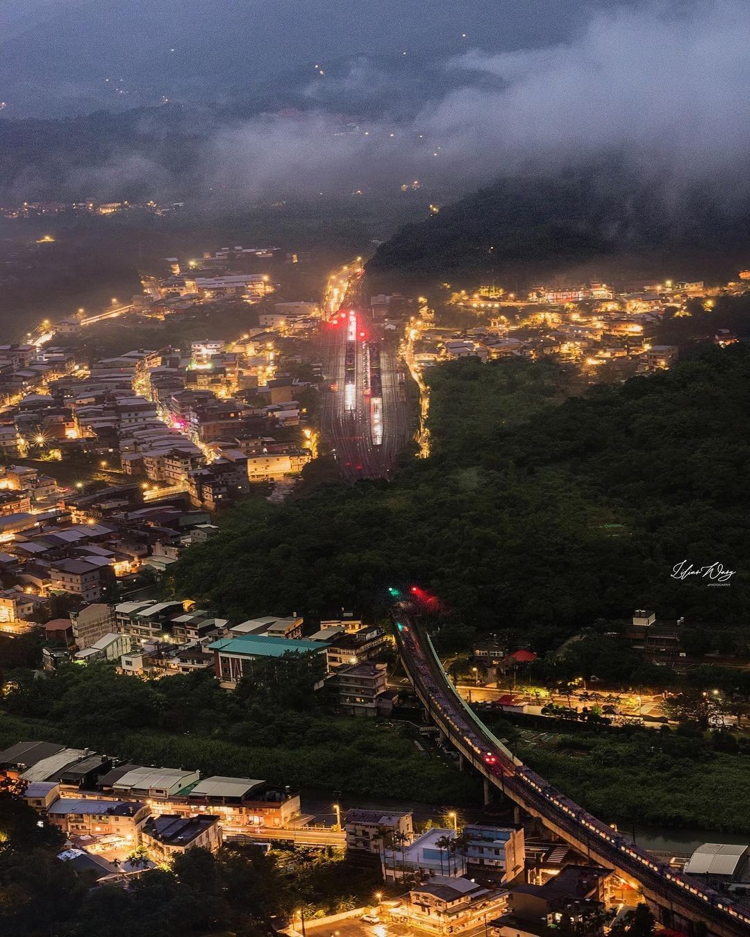 夜晚，街燈點亮了小鎮，薄霧增添了點神秘感。