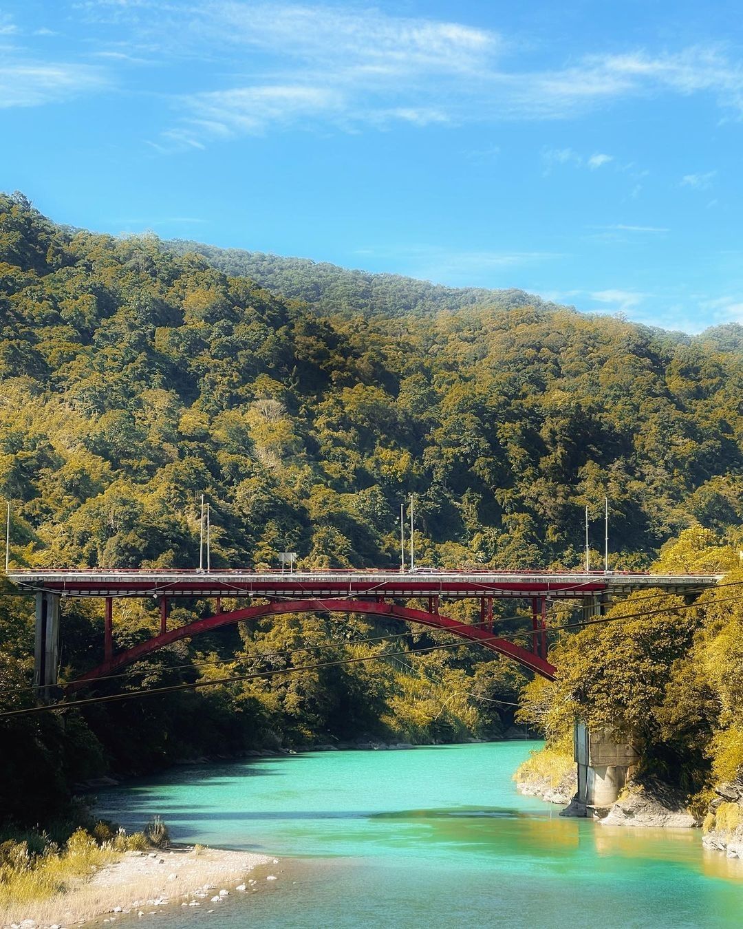 青山環繞，在藍天碧水的映襯下，有如一幅山水畫 🖼