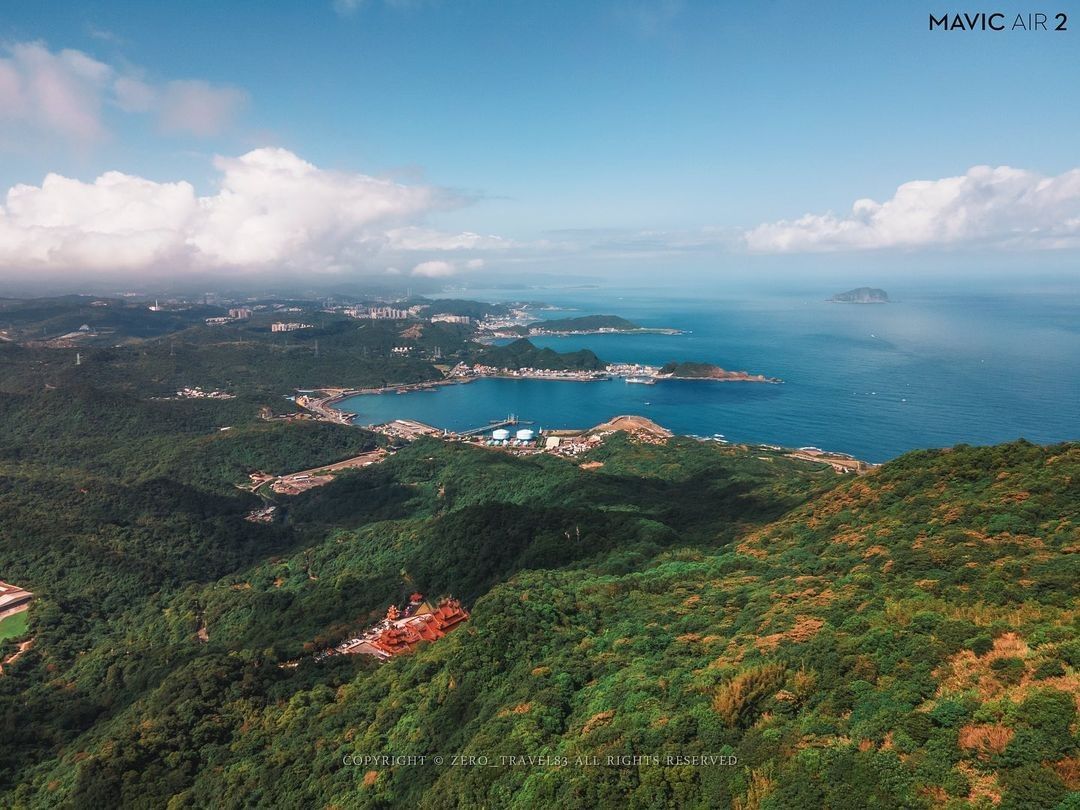 鬱鬱蔥蔥的山林，有如藍寶的海洋，如此美景，就是我百看不膩的原因。