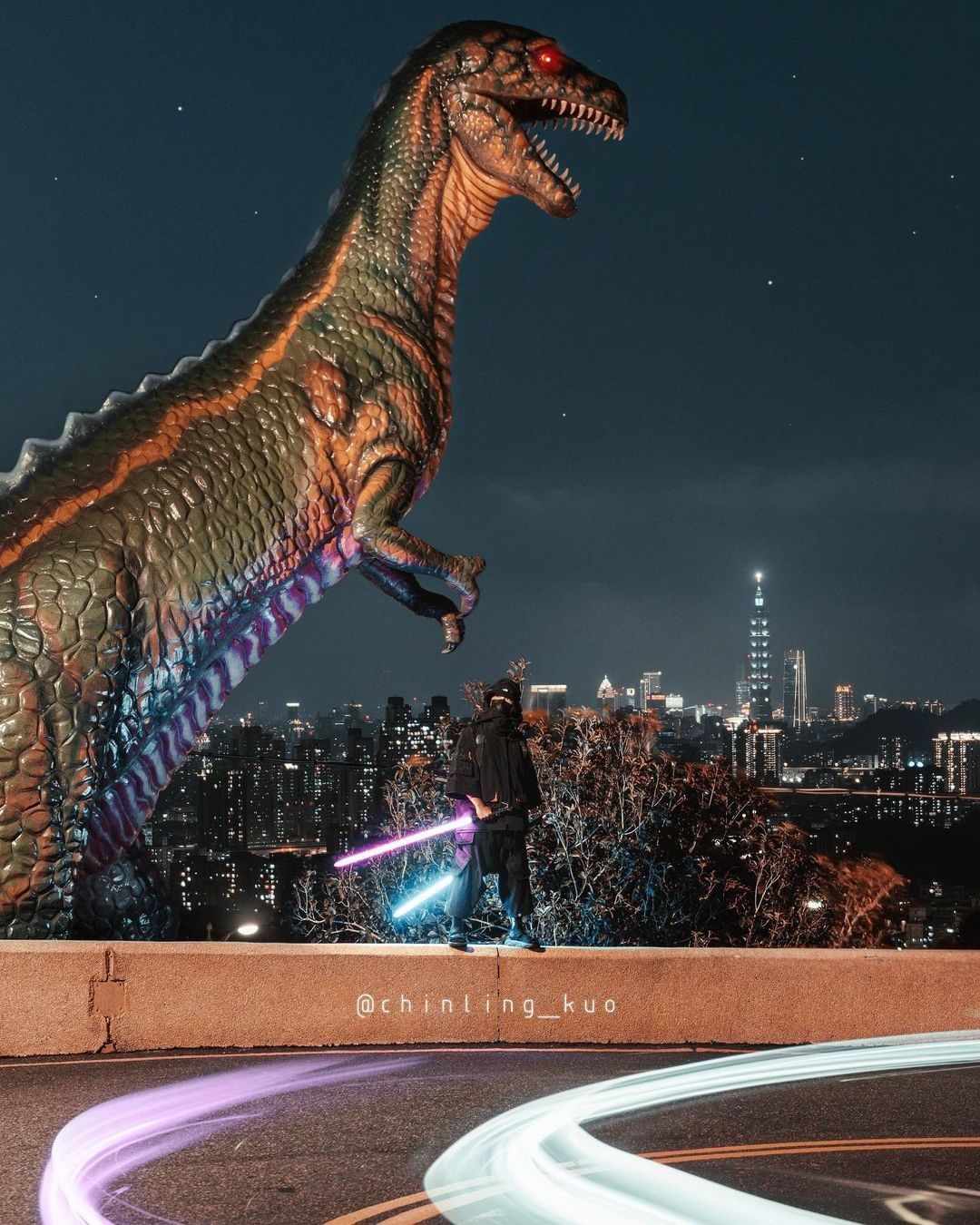 來到這裡，除了看迷人的夜景外  