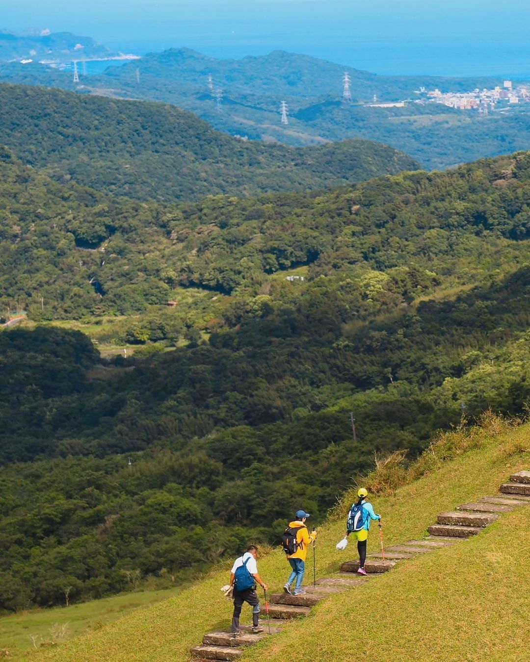 绵延辽阔的草原,彷佛走进了仙境,一路上的山海美景,令人忘却尘嚣。
