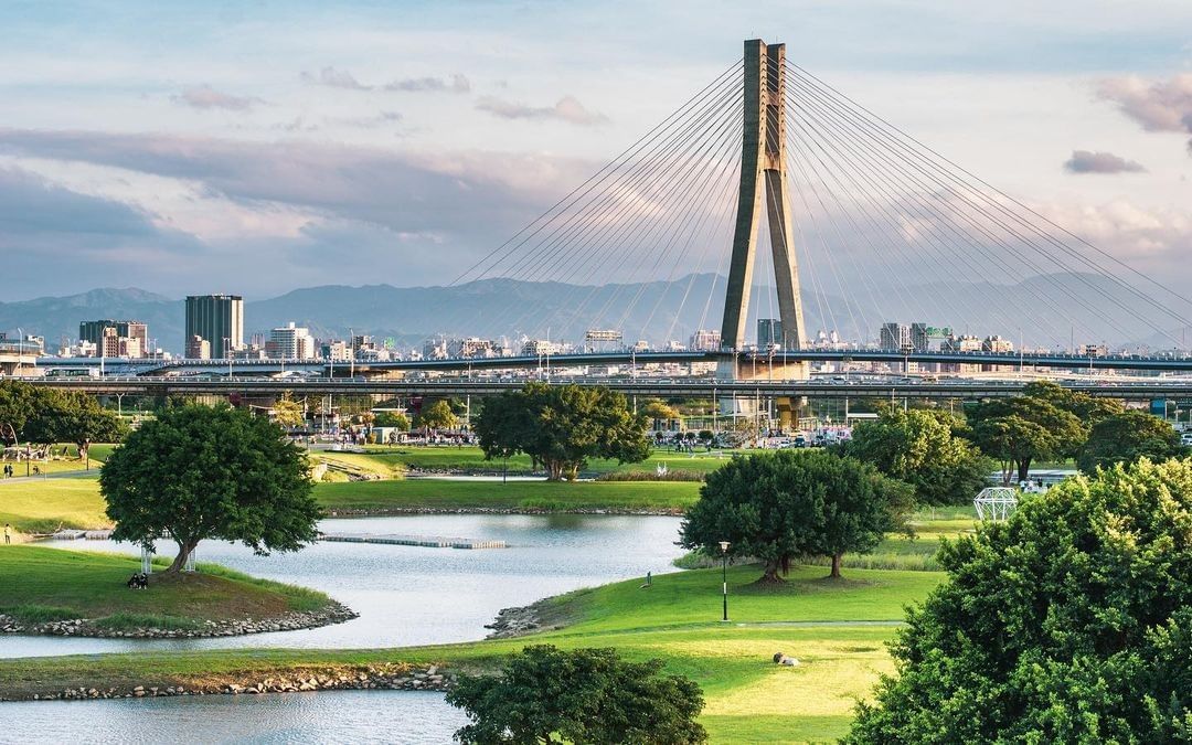 日暮下的橋不同於夜晚的繁華，多了幾分悠閒與寧靜。