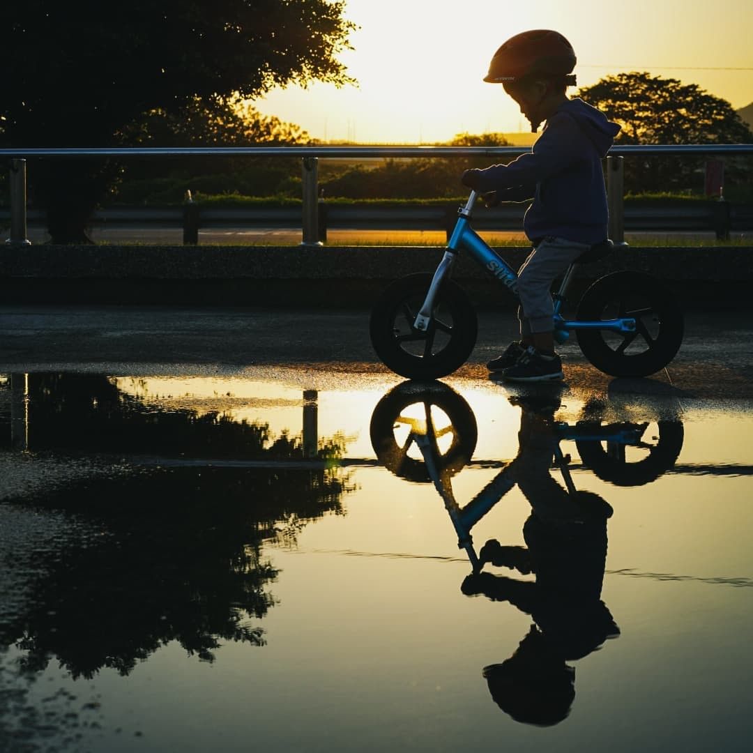 水窪倒映出你認真的模樣，可愛極了 