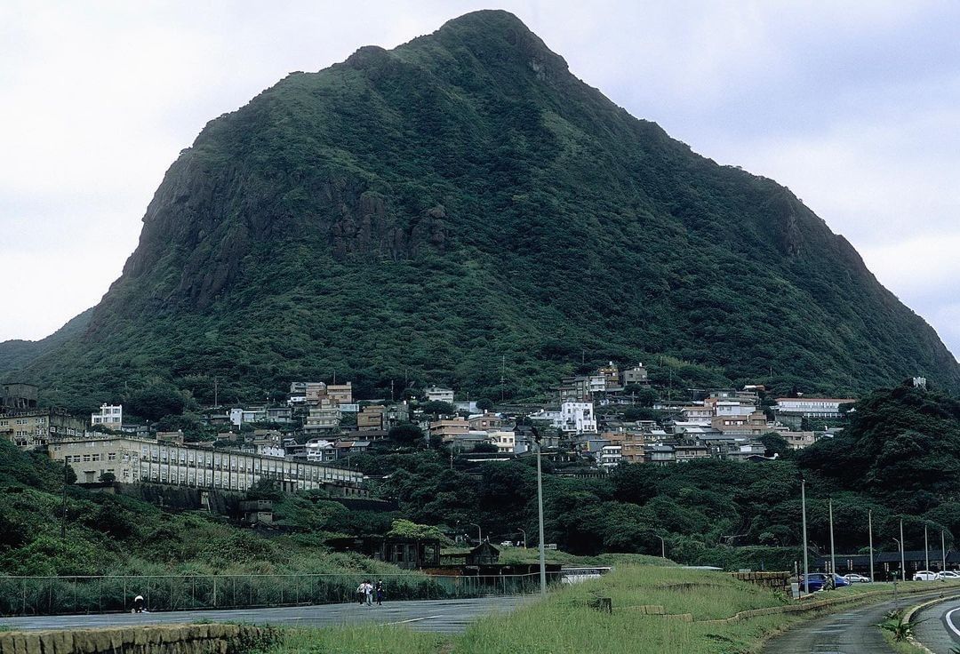 巍巍的山屹立於在這，它壯觀且美麗，令人百看不厭。