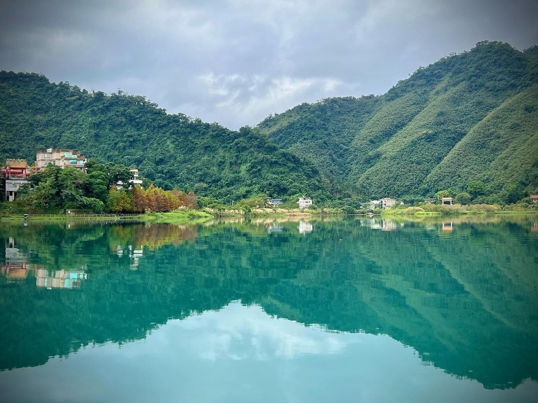 這裡有湖光山色美景，靜靜地看著湖面，也能感到悠然自得。