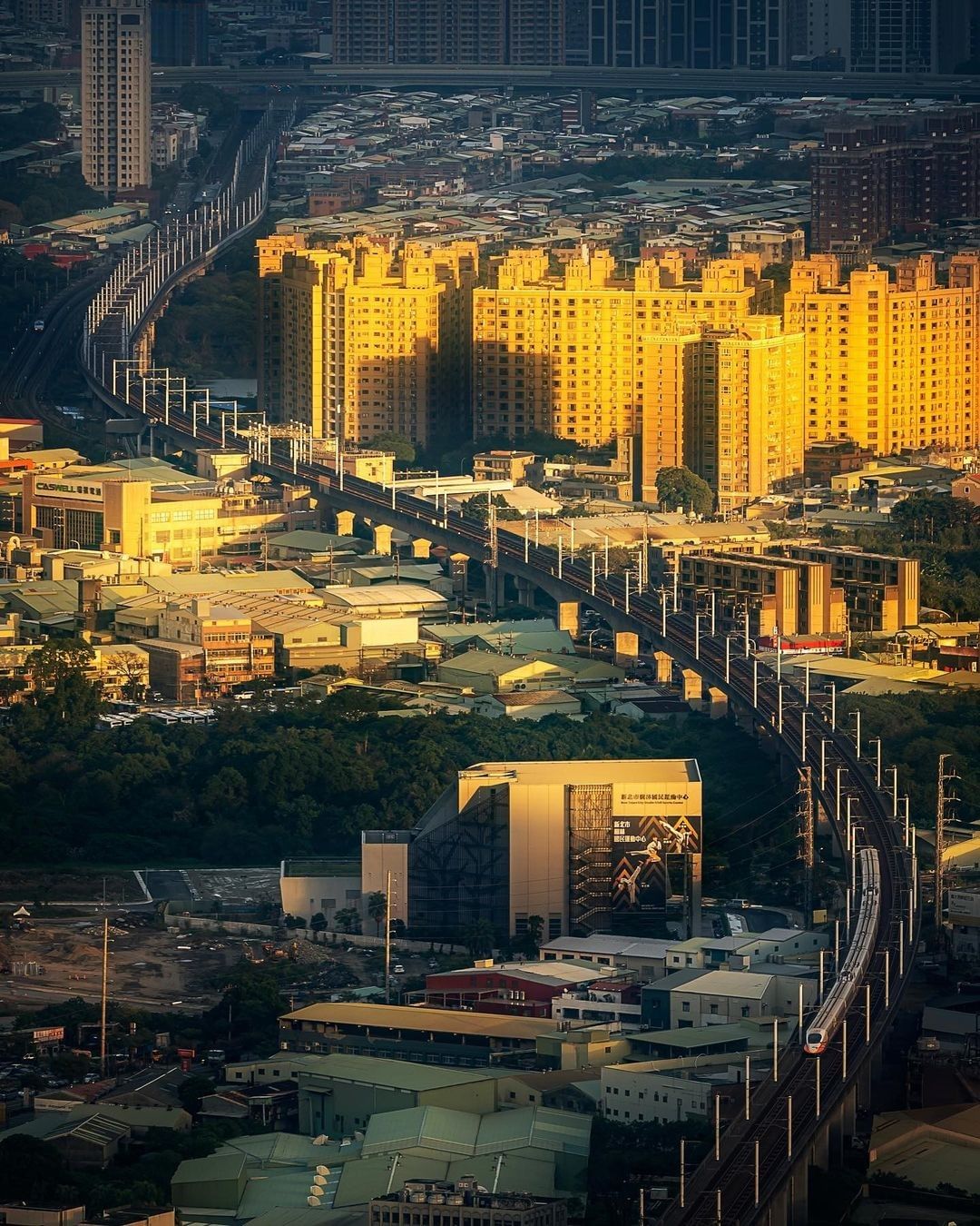 在陽光的照射下，城市感覺充滿了溫度，不再冰冷。