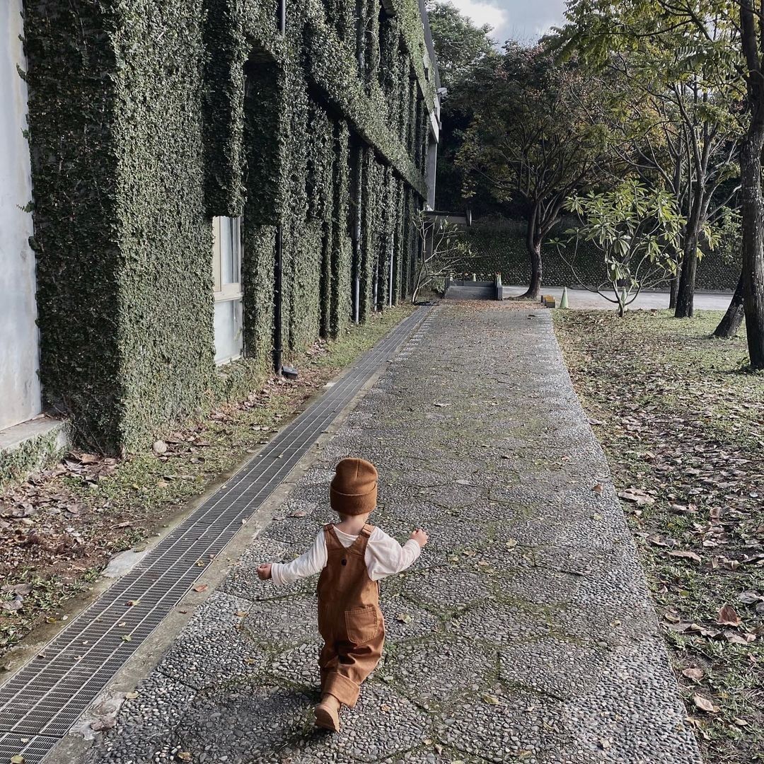 看著你快樂奔跑的背影，願你一生平安健康長大  