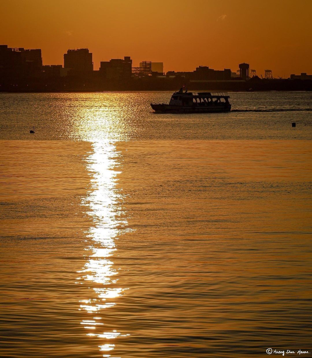 被夕陽照得金燦燦的水面，好像要通往黃金世界一樣 