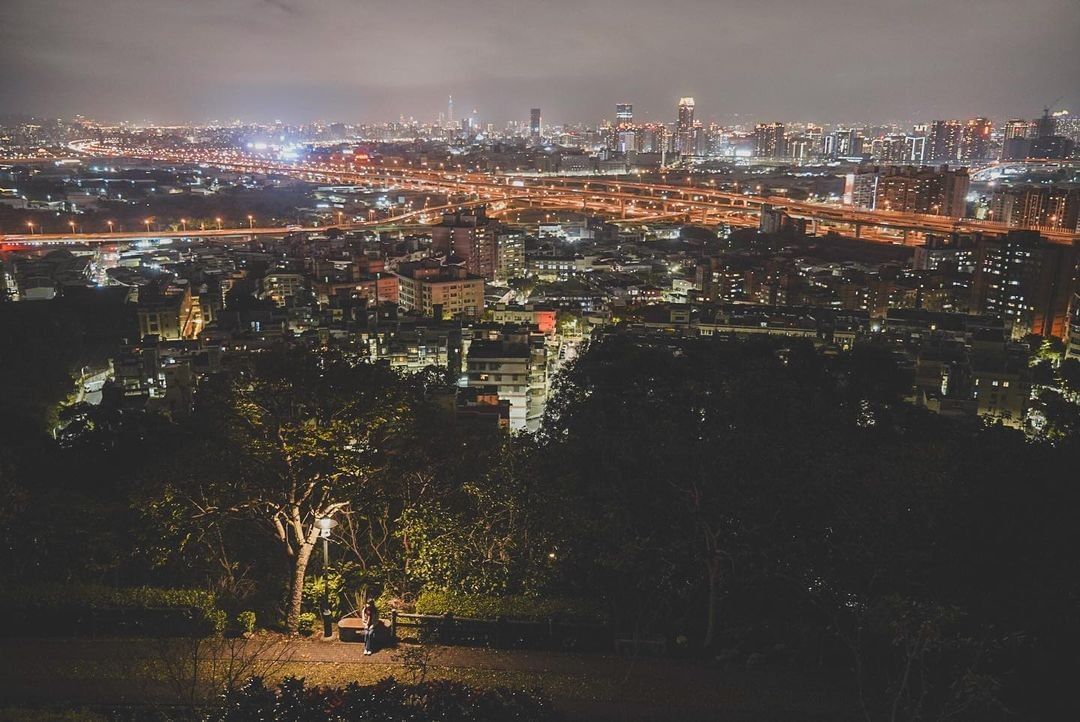 在團圓的除夕夜，小編和大家分享美麗的夜景  