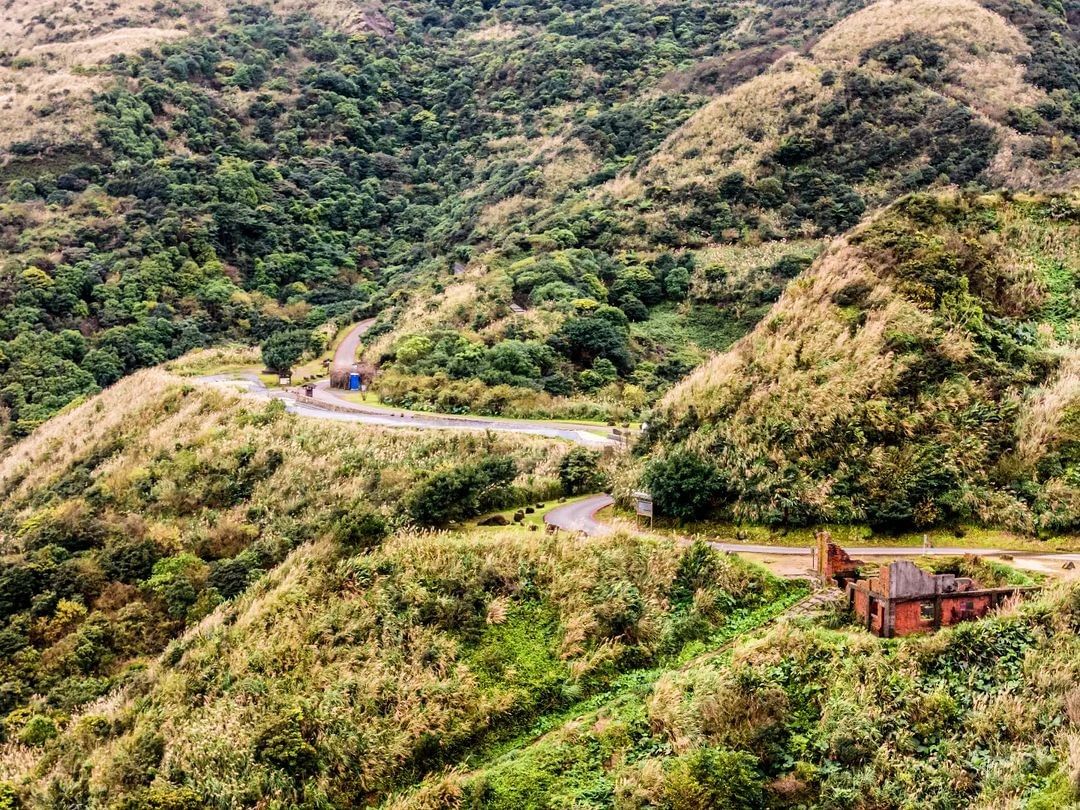 走過崎嶇蜿蜒的山路，映入眼簾的的美景更加遼闊。