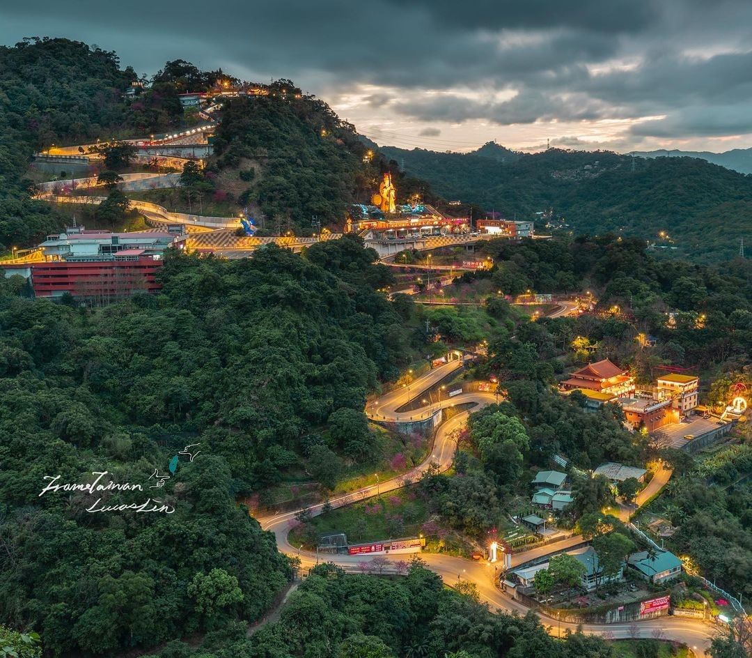 蜿蜒的山路伴隨著燈火，美麗的景緻讓壞心情一掃而空。