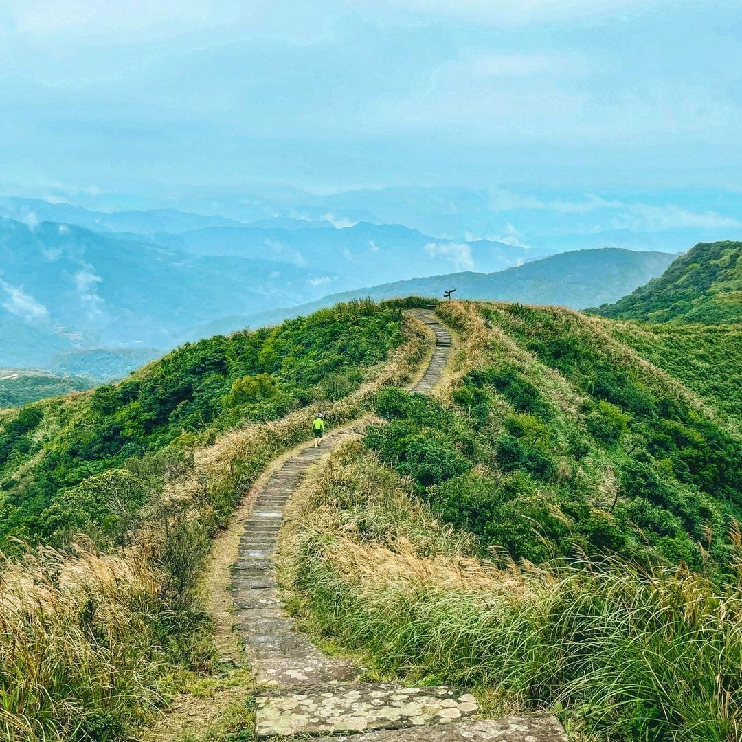蔚蓝的天空,山海交错,任由山风海风轻轻吹拂着,有如人间仙境。