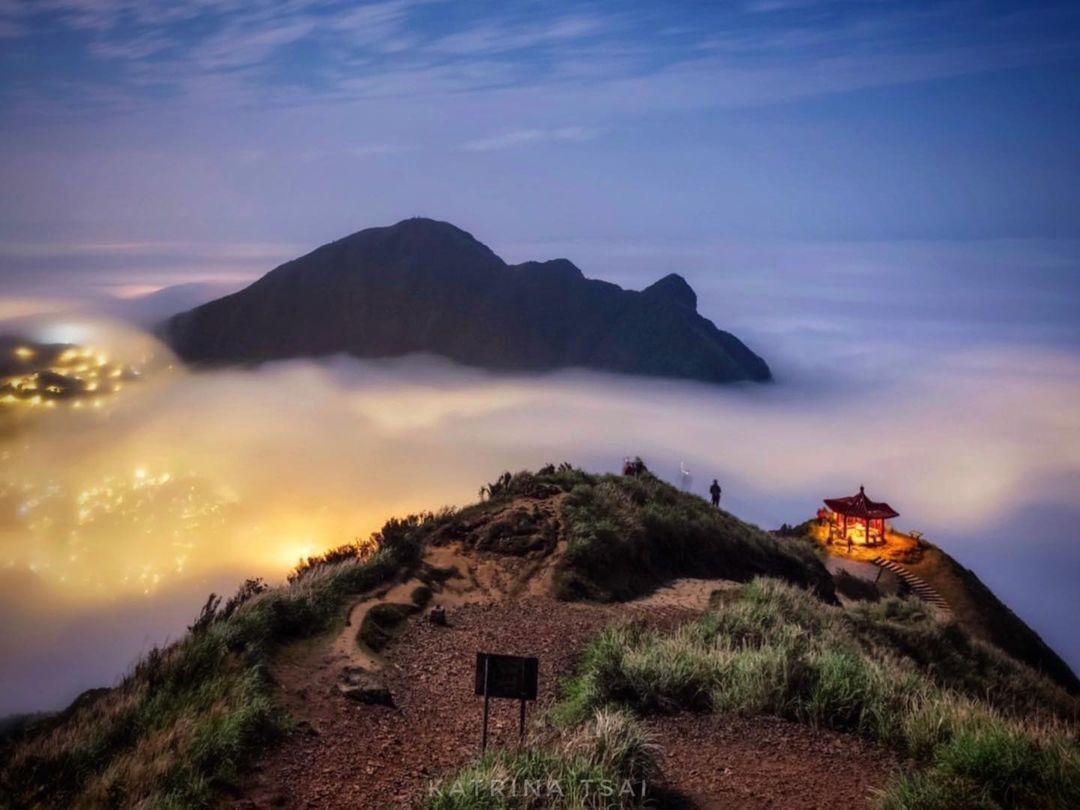 在雲霧之中時隱時現，#黃金山城 更顯得清幽而靜謐