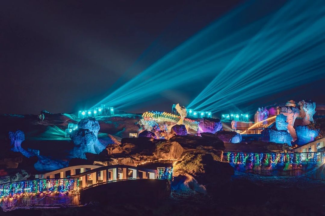 七彩繽紛的奇岩地景光影秀充滿魔幻力量！