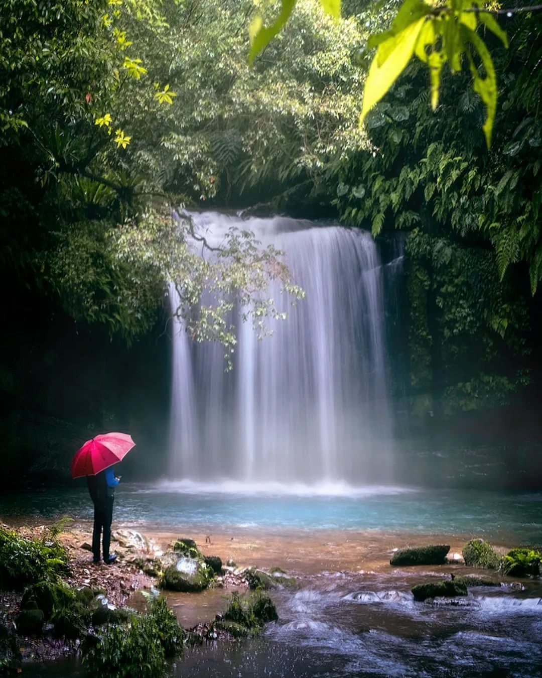 夢幻清澈的碧綠色湖水，彷彿置身於世外桃源