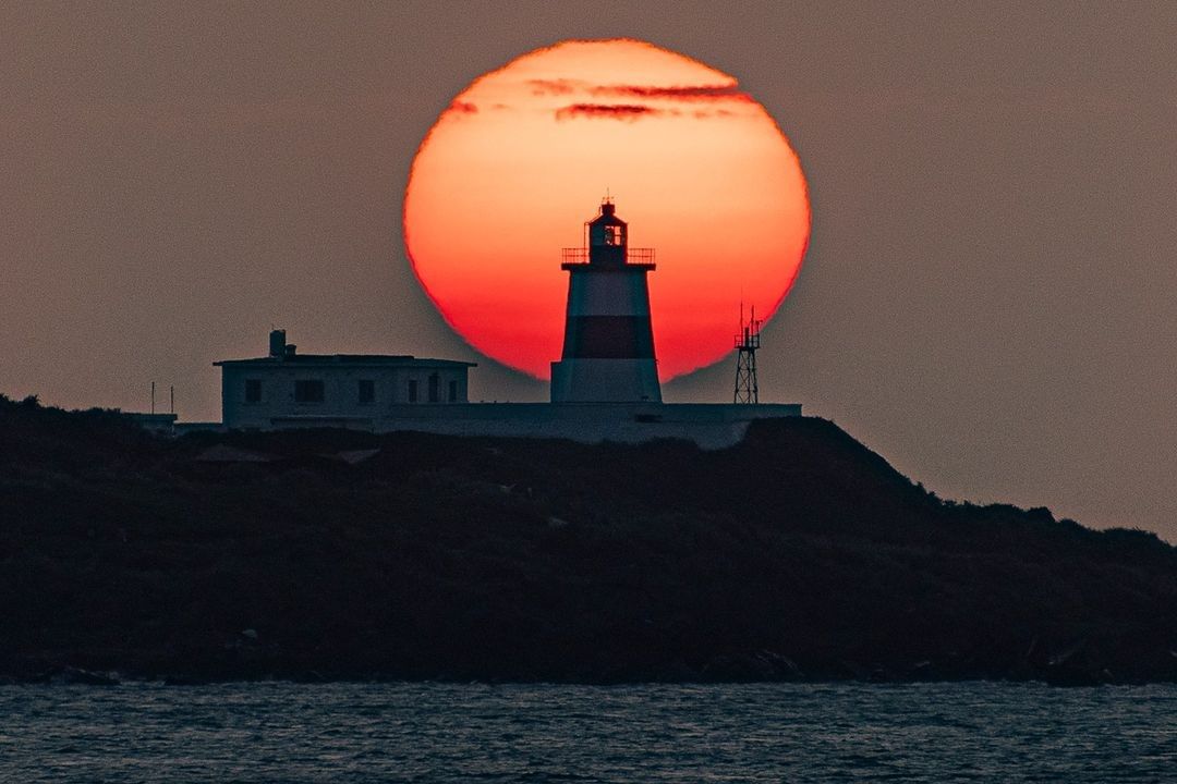 世界級夢幻奇景懸日，絕美夕陽與燈塔連成一線