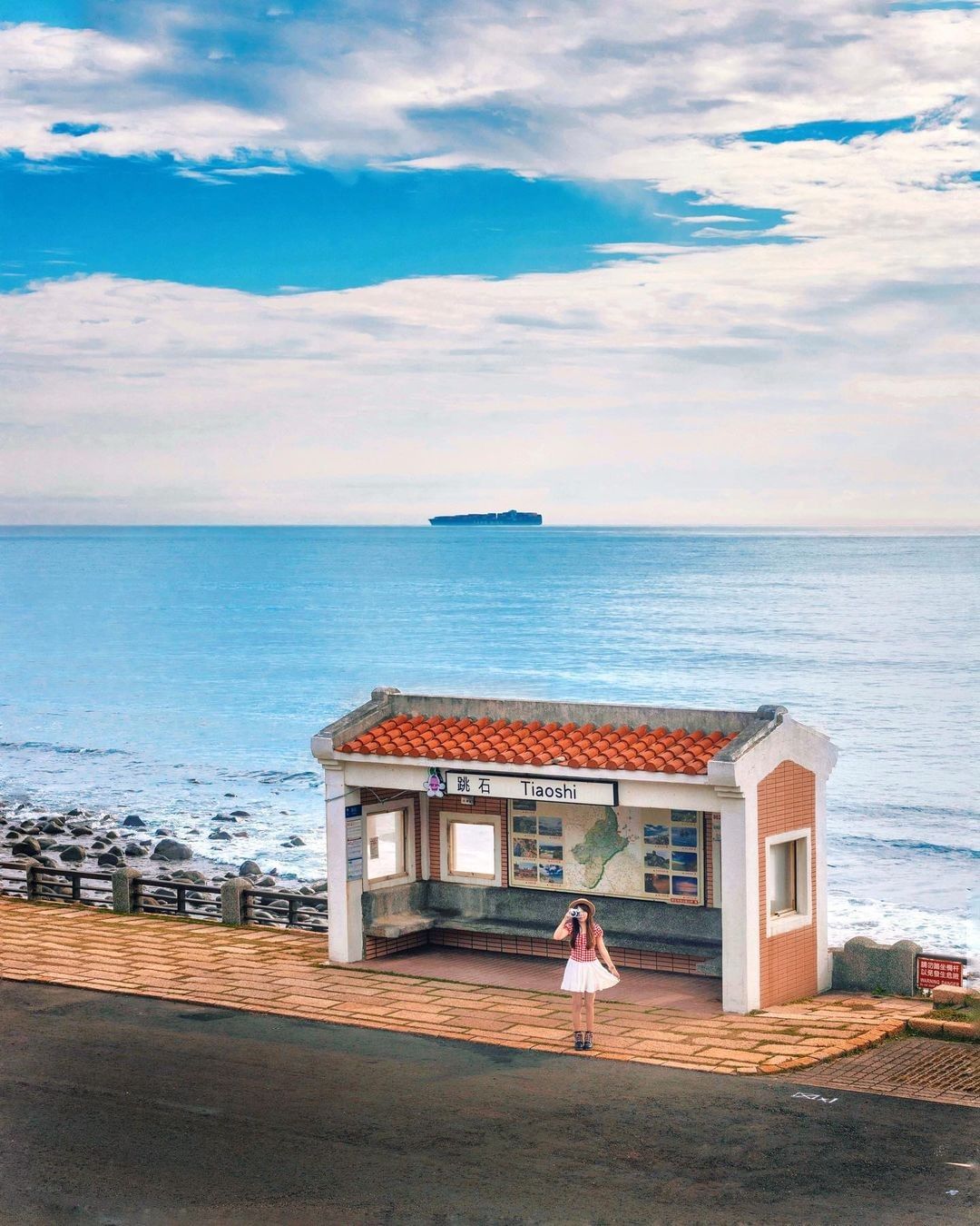 等公車之餘還能享受超近距離的無敵海景