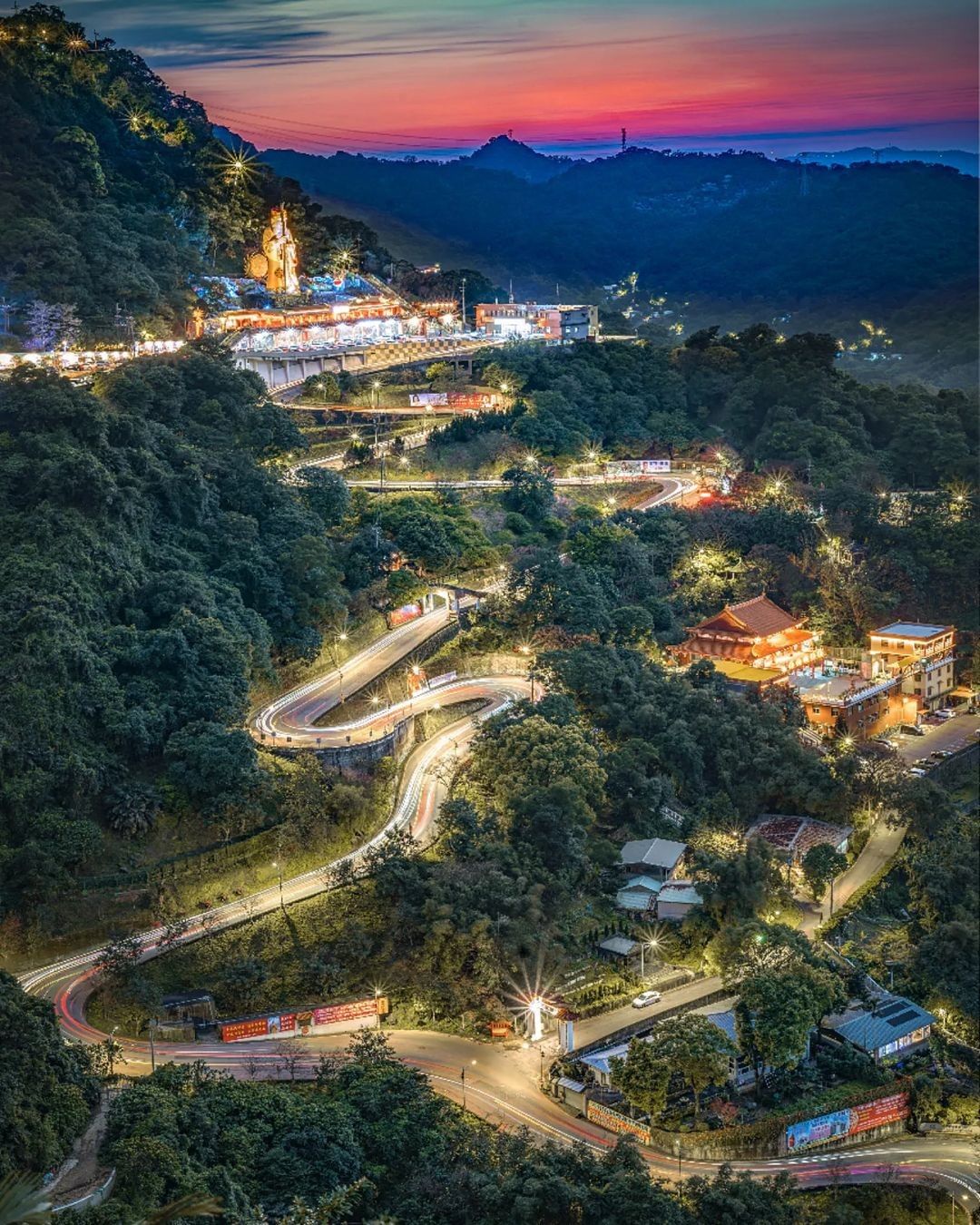 蜿蜒的山路伴隨著燈火，造就了烘爐地秘境的絕美夜景！