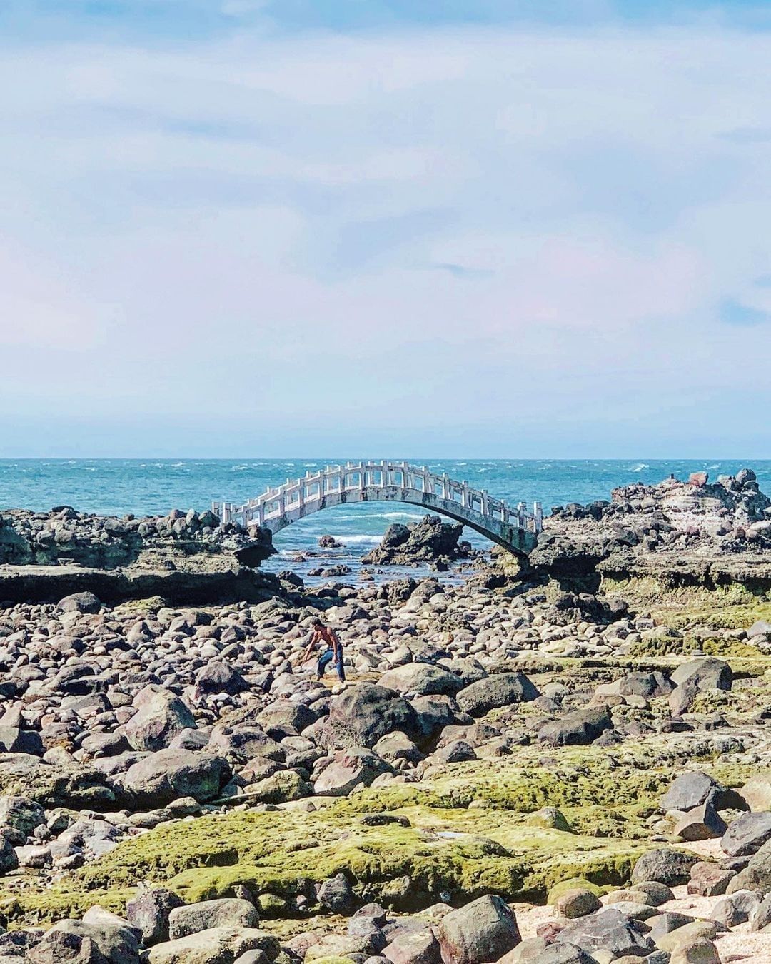 穿過長期海水與風化侵蝕的海蝕拱門，另有一座浪漫的白色情人橋！