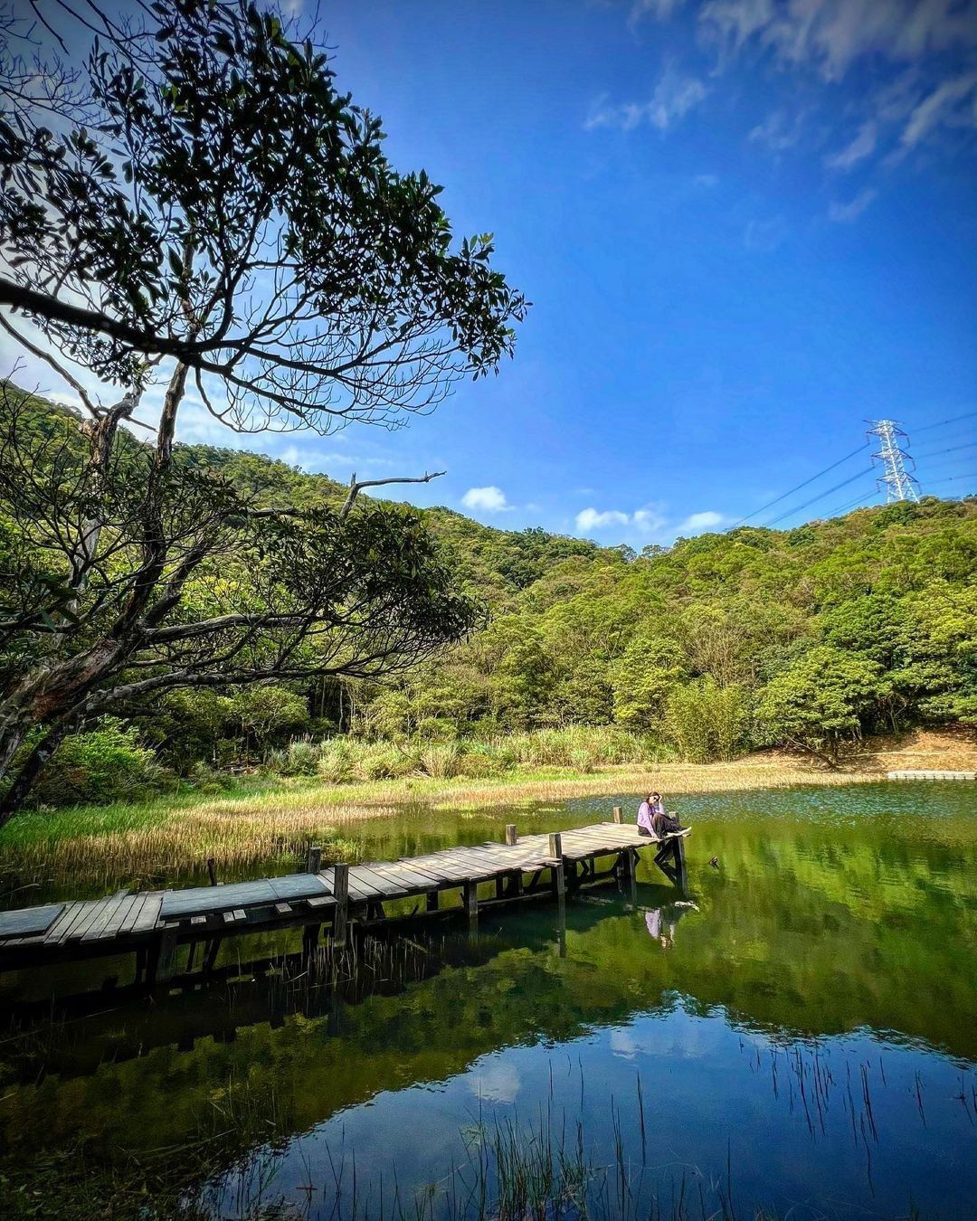 望著清澈碧綠的湖水發呆也是一種享受！