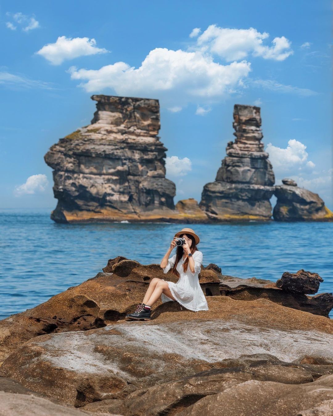 有個淒美的愛情故事，傳說是癡情的夫妻為了等待對方雙雙變成了巨石，所以又稱作夫妻石！