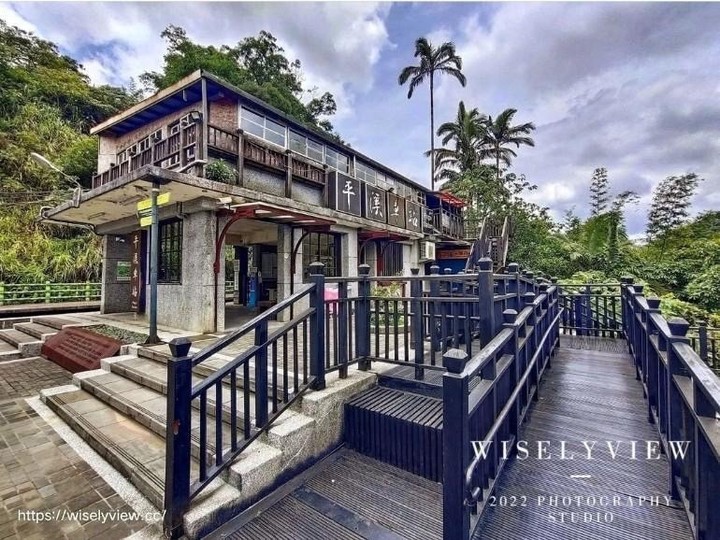 曾是許多電影、廣告拍攝地！寧靜的平溪山城最適合傾聽火車鐵道的行駛聲，漫步溪流小徑享受大自然的美好。