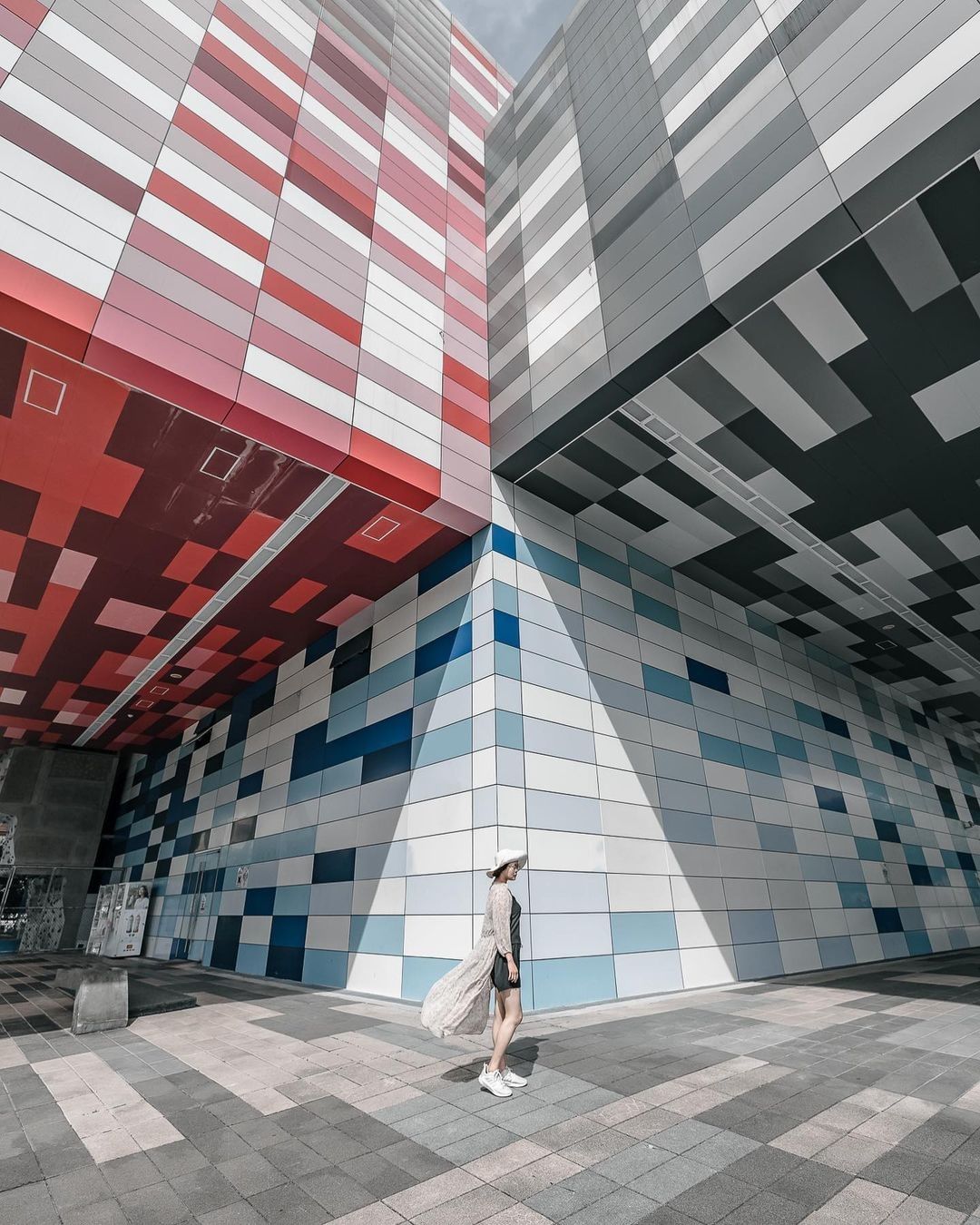 由紅藍黑三種時尚元素組成，外觀就像魔術方塊的運動中心！就算每天來運動也非常樂意!