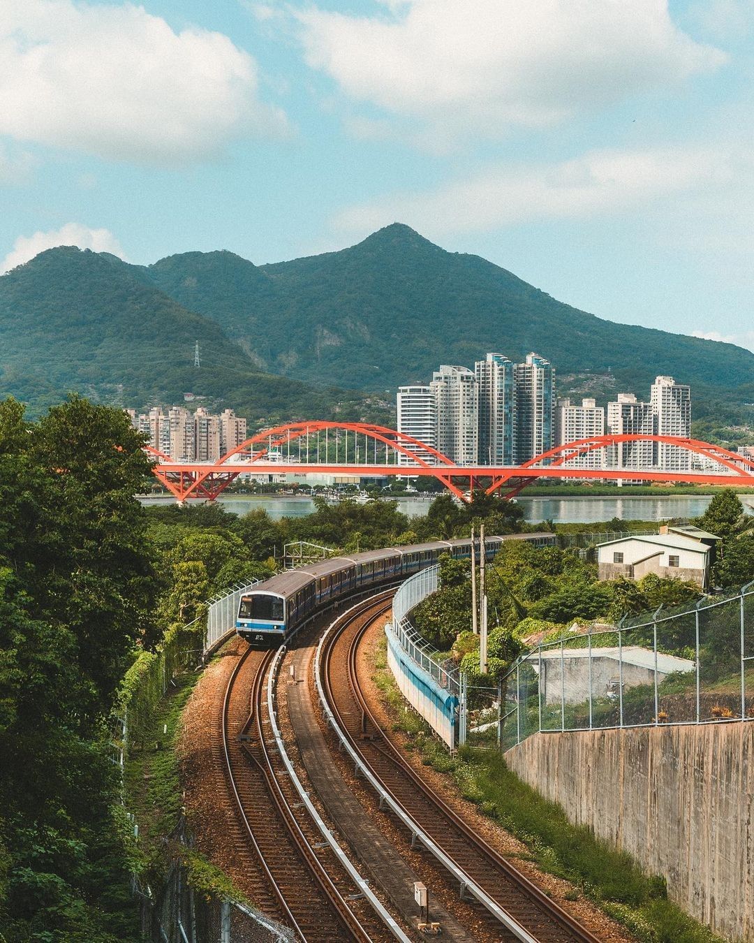 鮮紅色的外觀特別顯眼，是八里、五股通往淡水及台北市的重要交通樞紐！