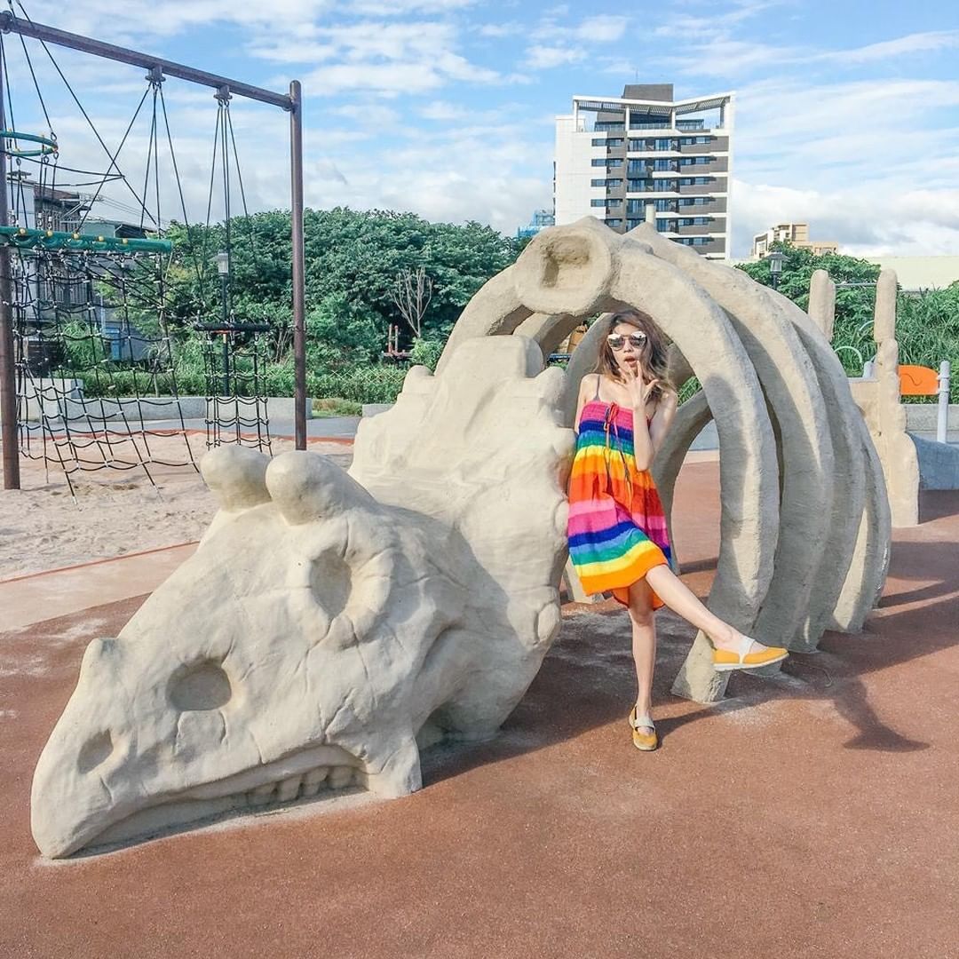 超吸睛的恐龍主題公園！有巨大的三角龍化石地景、岩石滑梯、山形攀爬網等遊具，溜滑梯、攀爬、彈跳、玩沙、戲水通通一次滿足！