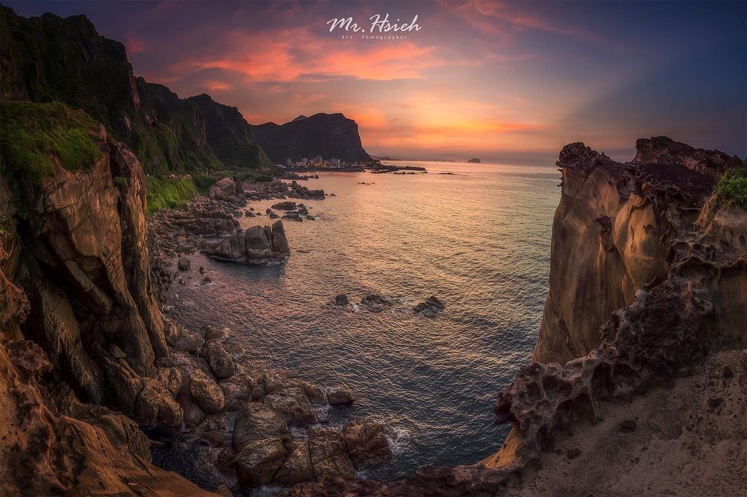 站在壯觀的奇石前，眺望一片遼闊的蔚藍大海，不論是白天晴空萬里，或是傍晚夕陽西下，每一個時刻都有著不同氛圍！