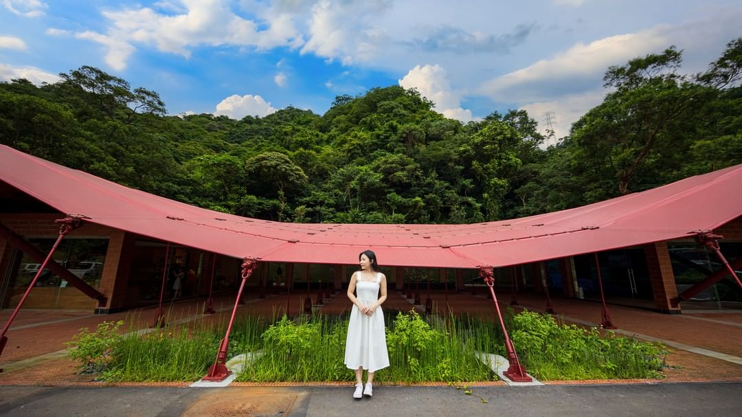 與自然共生的永續建築，鄰近淡蘭古道的金字碑古道，是許多登山健行者及自行車騎士的必經之處！以山屋、帳棚作為設計發想，讓來往的旅人可以在舒服的環境稍做休息，感受蘊含背後設計故事和在地文化的多功能驛站！