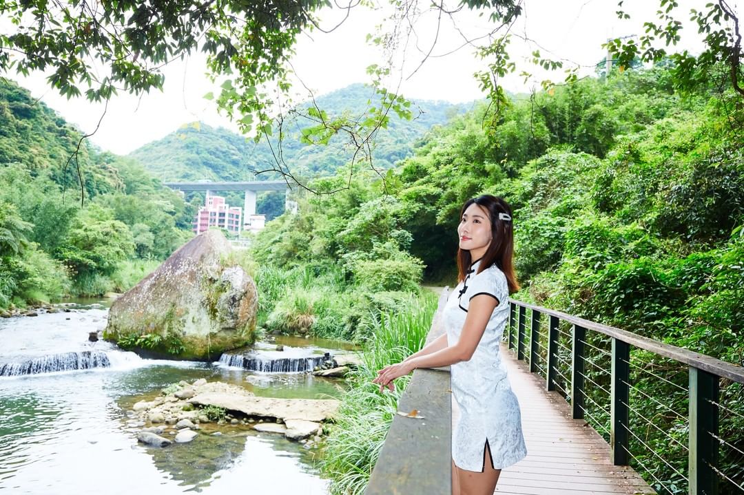 淡蘭古道石碇段！南路中最舒適的一段！#外垵古道 適合親子健行的步道，沿著階梯往下走，可以抵達淡蘭吊橋，俯瞰超美溪流！