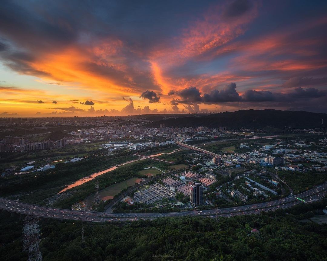 俯瞰雙北晨昏景色山頭因形似一隻飛翔的鳶而得名！眺望大漢溪、三峽、鶯歌，美景盡收眼底！