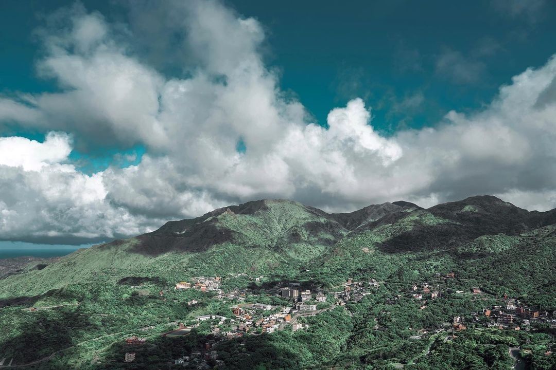 只要半小時！就能享受山海環抱的廣闊美景，下山後還能漫步九份老街、吃碗芋圓冰！