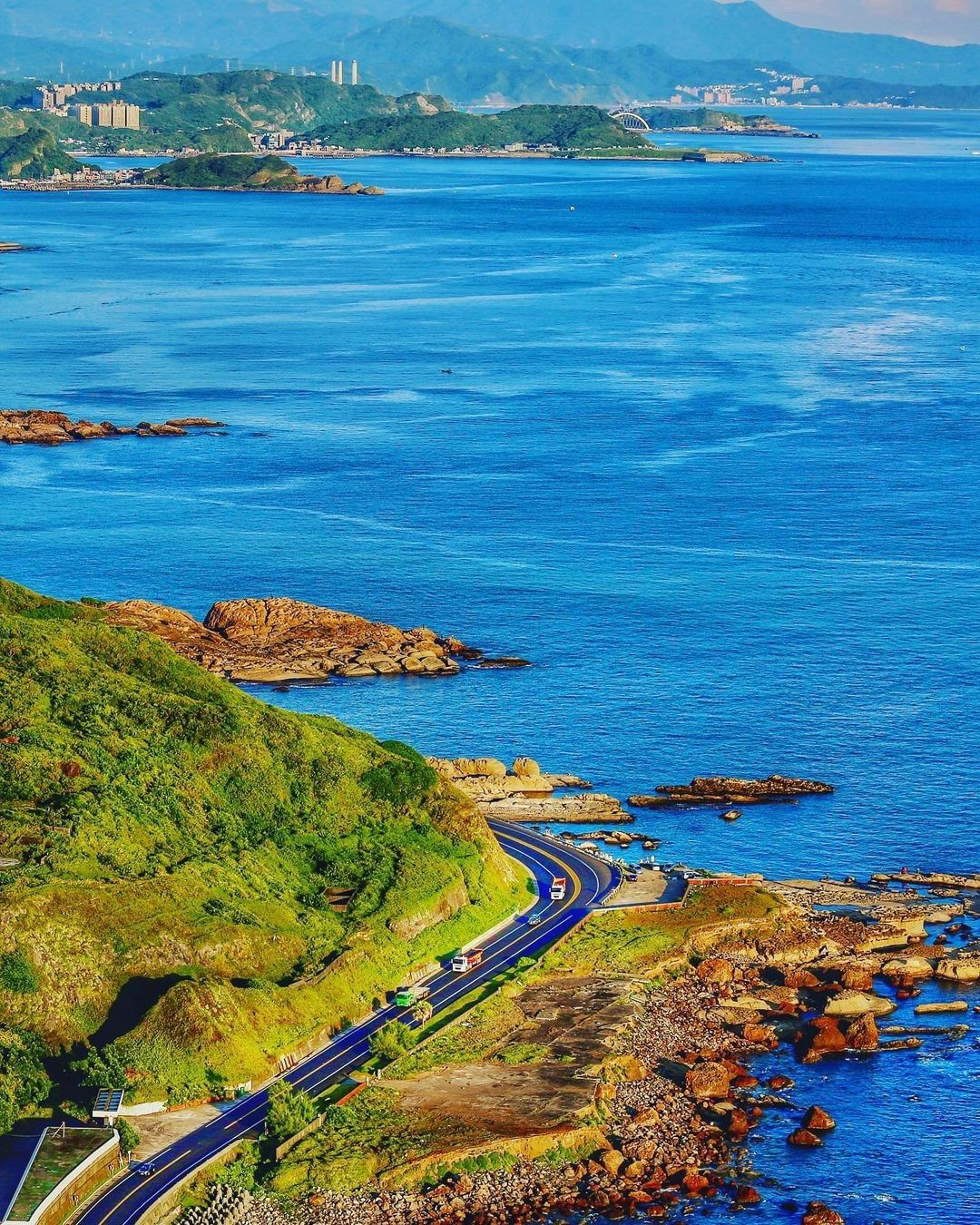 依山傍海全程以木栈道和石砌阶梯为主，约半小时即可登顶，独享360度零死角的无边际海景！