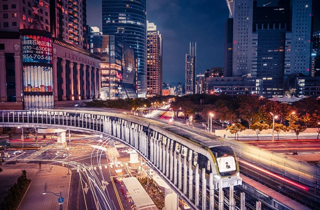 列車穿梭在都市叢林間，隱藏著新北的人文風景、城市鑿痕，搭上環狀線來場療癒之旅！