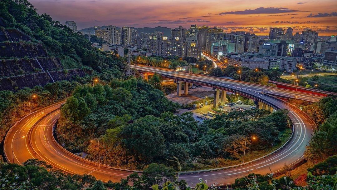 欣賞夕陽餘暉美景，跟自己說聲明天上班加油！