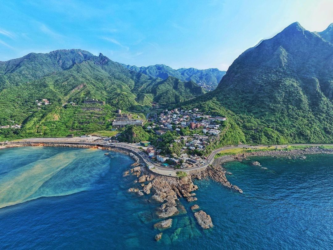 遠眺絕美的陰陽海美景，黃藍交錯的口袋型海灣展開在眼前，能夠讓所有煩惱都忘記！