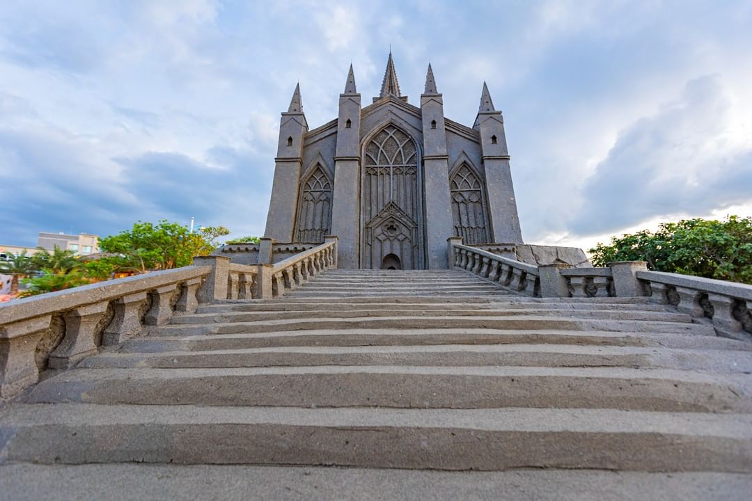 八里沙雕8/13登場！結合沙雕、光雕和超美花海！感受白天與夜晚不一樣的水岸美景，週末享受愜意的河濱之旅！