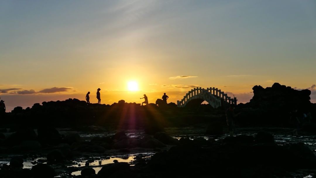 天然海蝕拱門景觀，搭配潔白貝殼沙灘的石門洞，可以戲水找魚蟹、沙灘野餐、夕陽落日餘暉景色更是迷人！