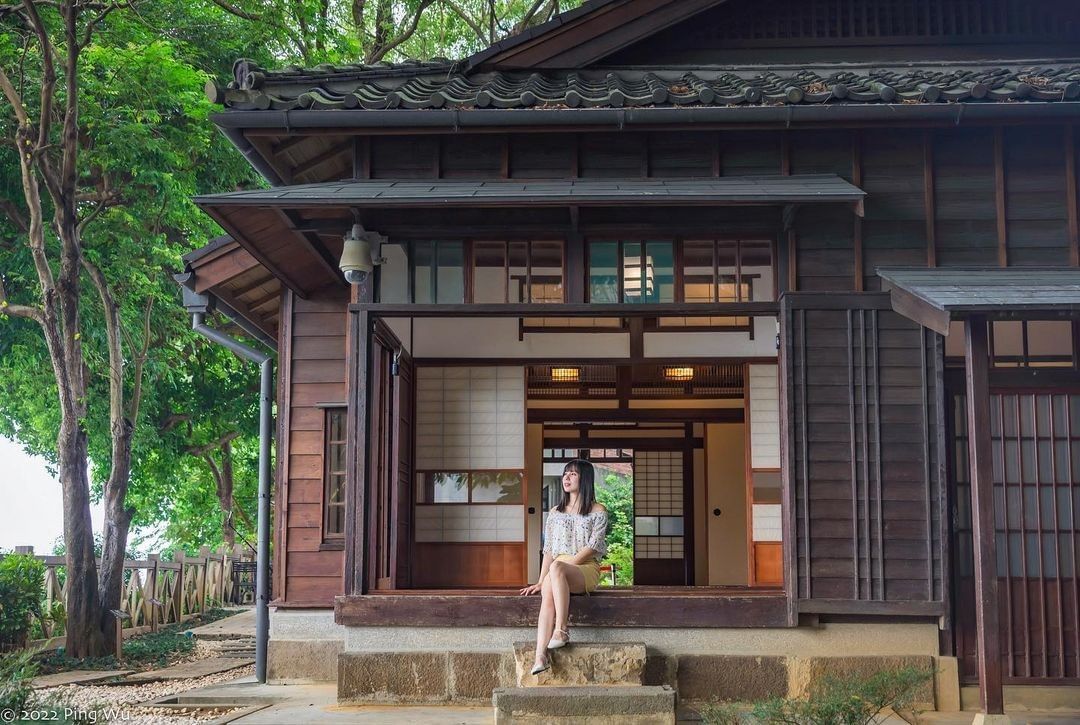 離淡水河畔不遠的悠閒老宅，來這邊還可以穿上美美的浴衣，漫步在日式庭院中，彷彿置身於日本啊！！