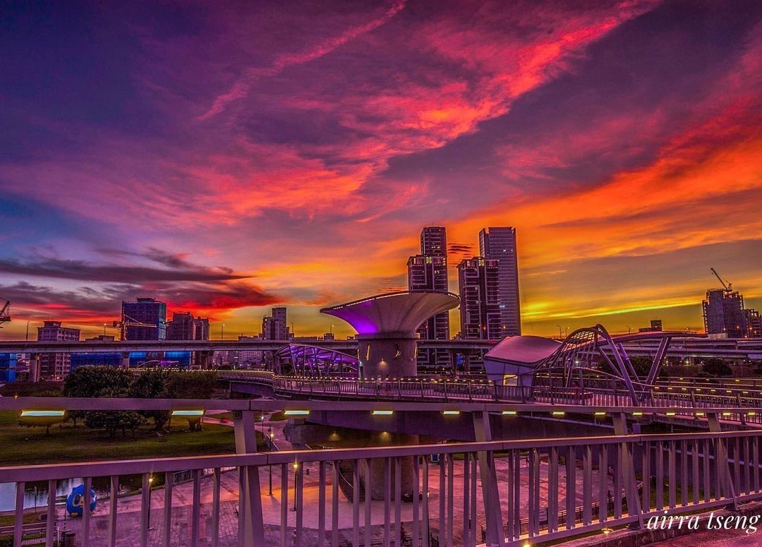 蜿蜒的辰光橋就像銀河般象徵了牛郎織女重逢的路徑。除了橋面特殊的設計外，夜晚點燈後還能看到浪漫的星座光雕，實在是情侶約會的上上之選！