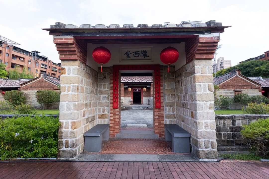 #蘆洲李宅 占地一千兩百多坪，是傳統旺族典型的大宅院，古色古香的紅磚屋，保留了以前的八腳古董床、梳妝台、石磨、灶腳等，一如百年前的景象，為臺灣記錄下最鮮活的歷史過往！