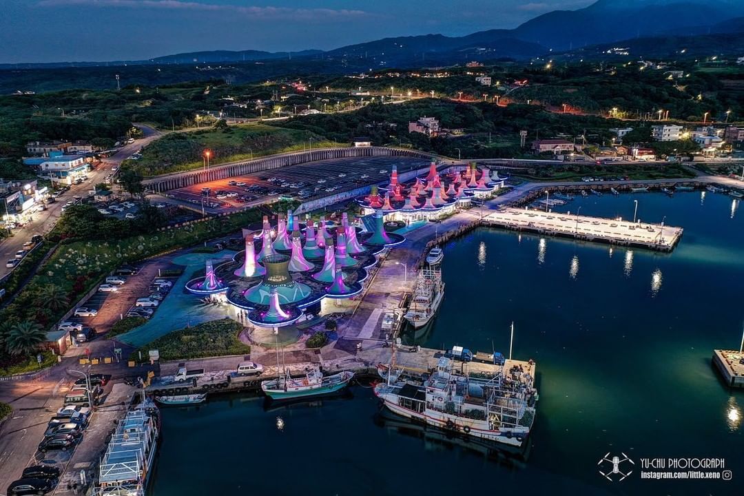 夜晚的富基漁港閃閃發亮～
