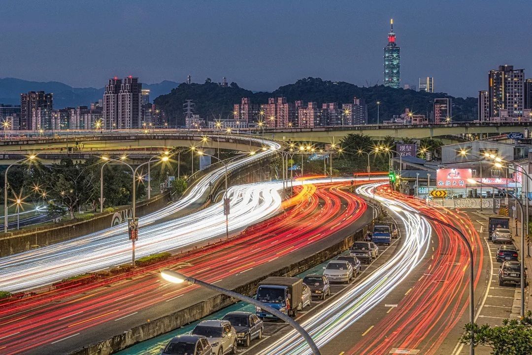 璀璨迷人的車軌夜景，象徵繁忙城市永不停歇