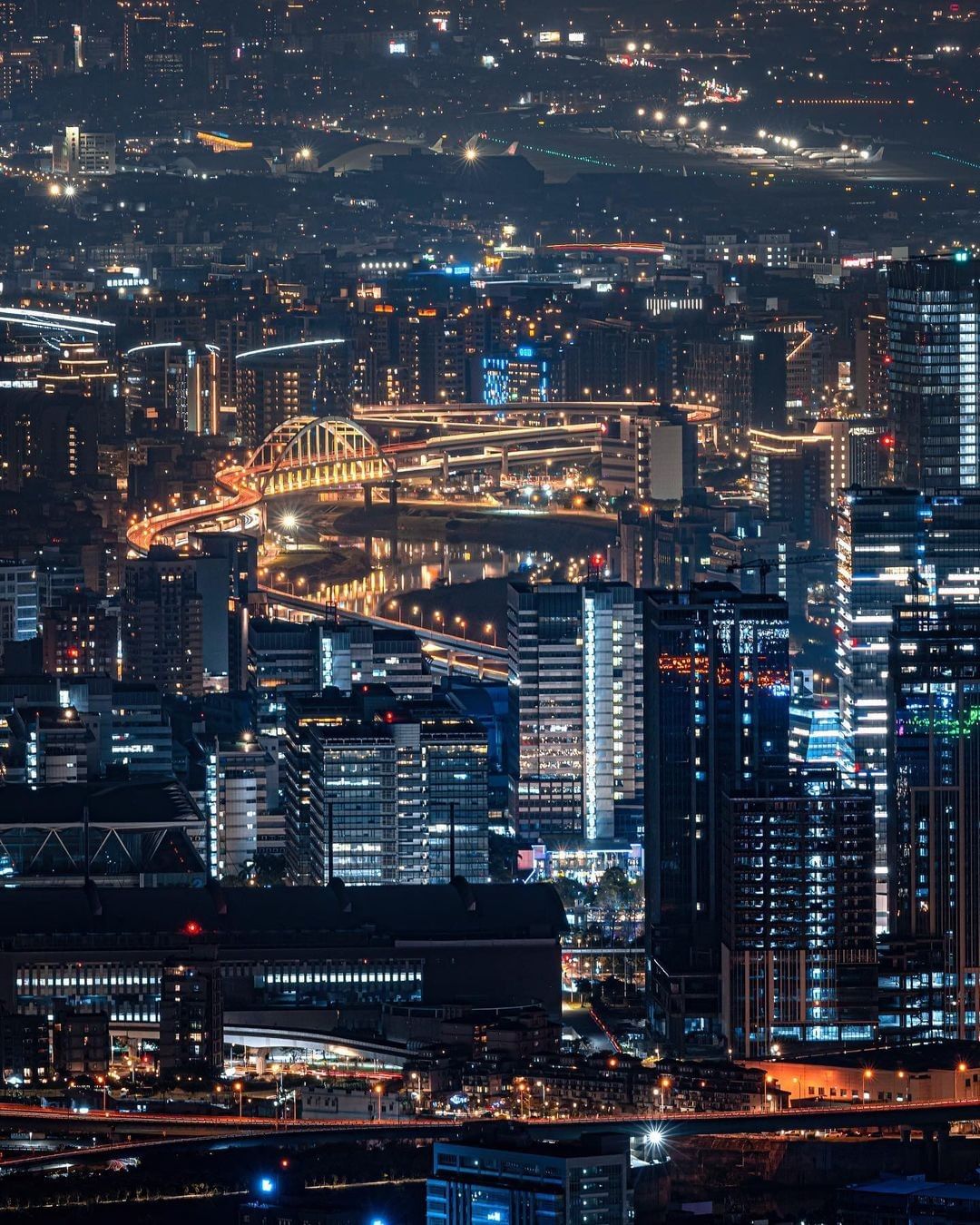 不用半小時就能登頂，輕鬆看百萬夜景！