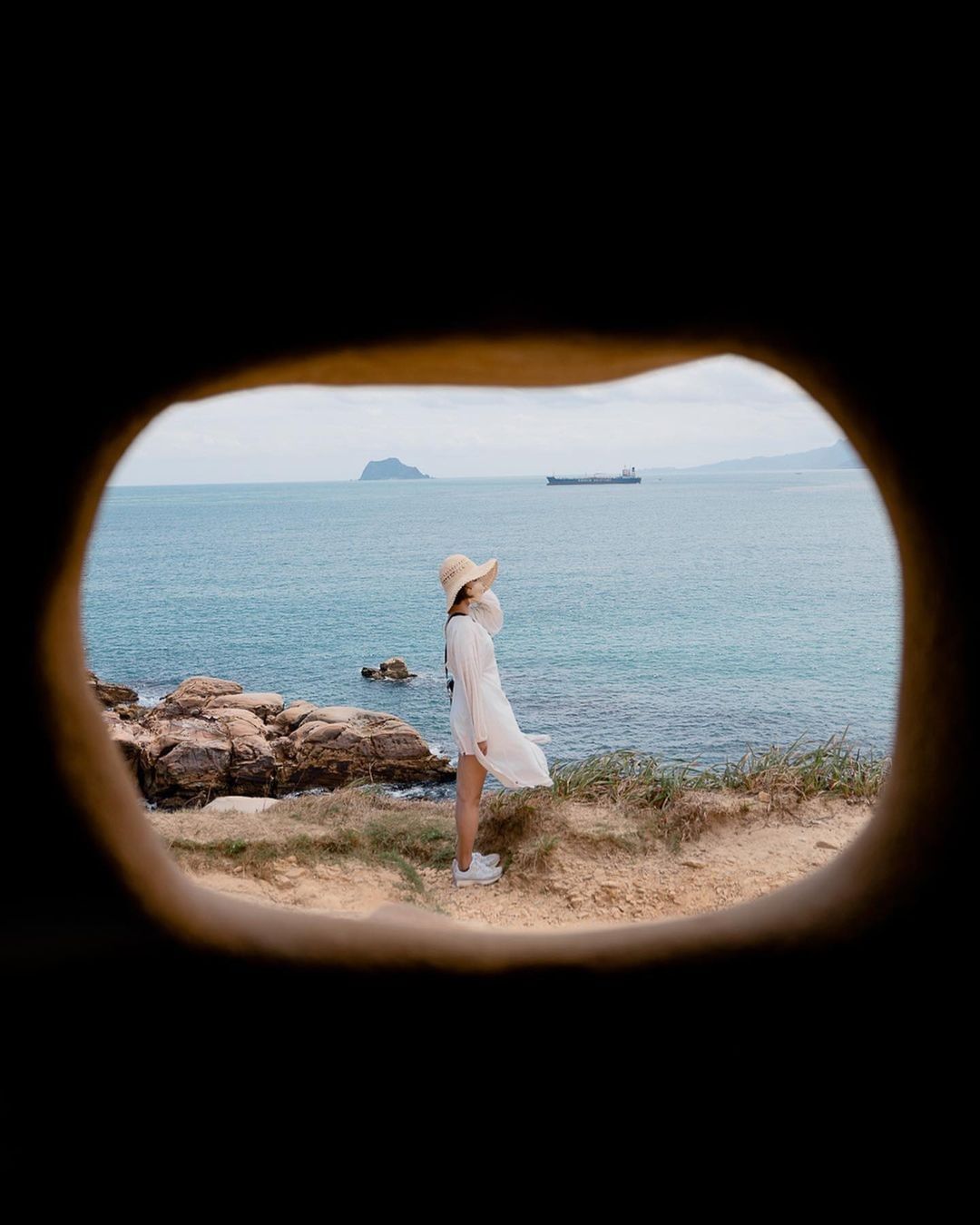 遠看像一隻單峰駱駝正在遠眺海平面，近看就是有的美麗花紋的奇石，是近年來IG熱門拍照打卡點！