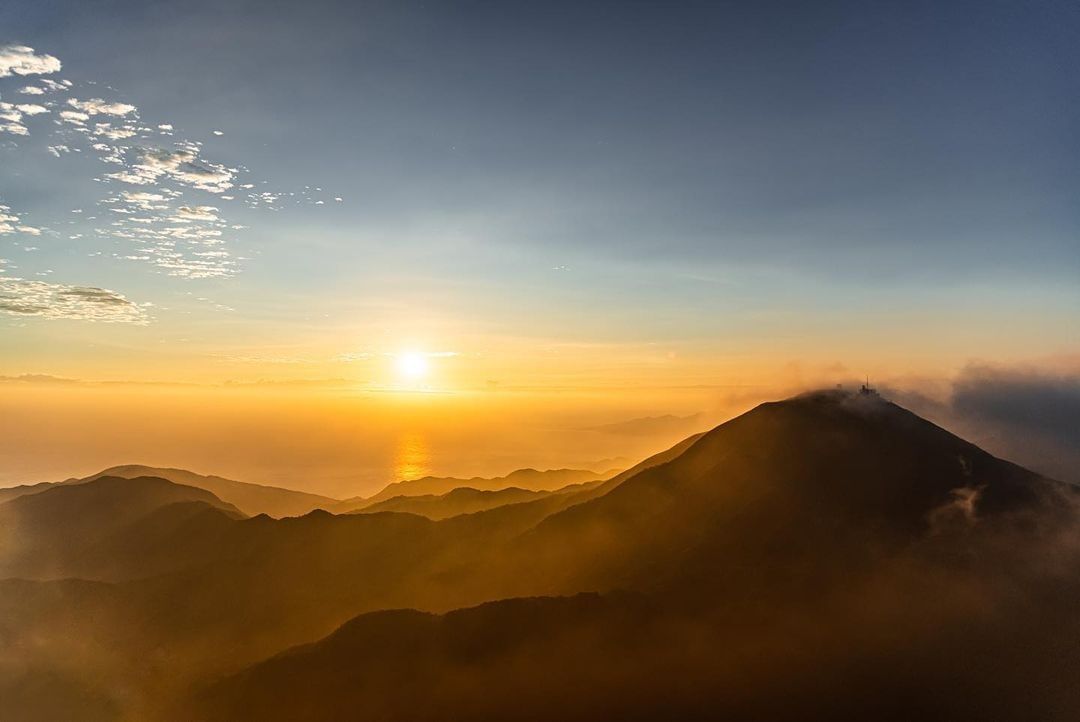 稜線地貌與劍龍背脊相似，沿途山海美景視野絕佳，準備好再來挑戰！